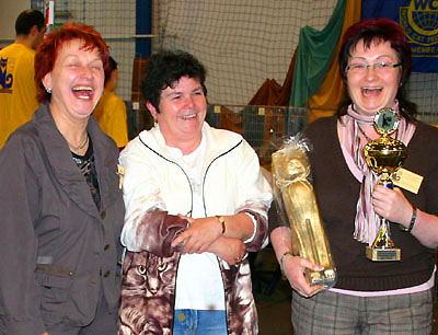 Mit Pokal l&auml;&szlig;t sich's gut lachen !